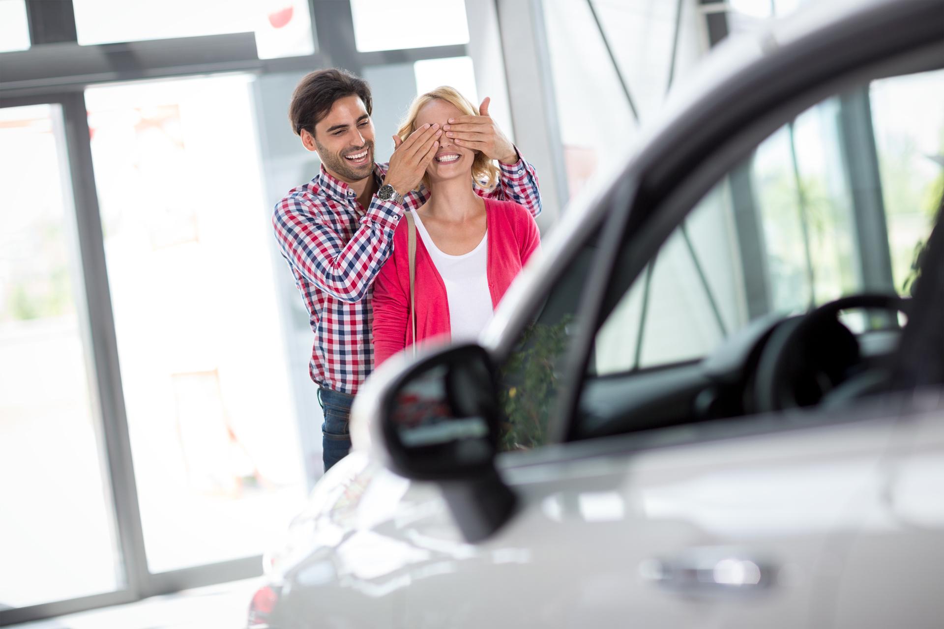 She buy new car. Мужчина дарит машину. Мужчина дарит женщине машину. Парень дарит девушке машину. Мужчина дарит ключи от машины.